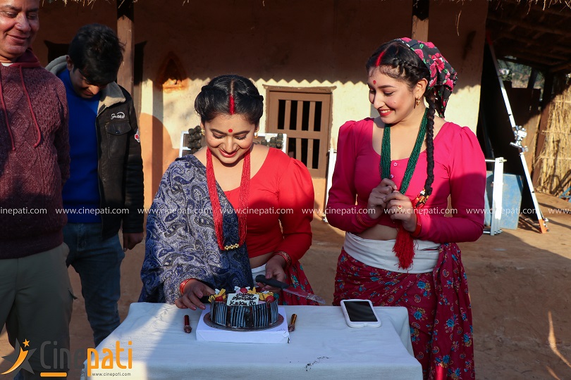 &lsquo;झिँगेदाउ&rsquo; टिमसँग केकीको बर्थडे सेलिब्रेसन