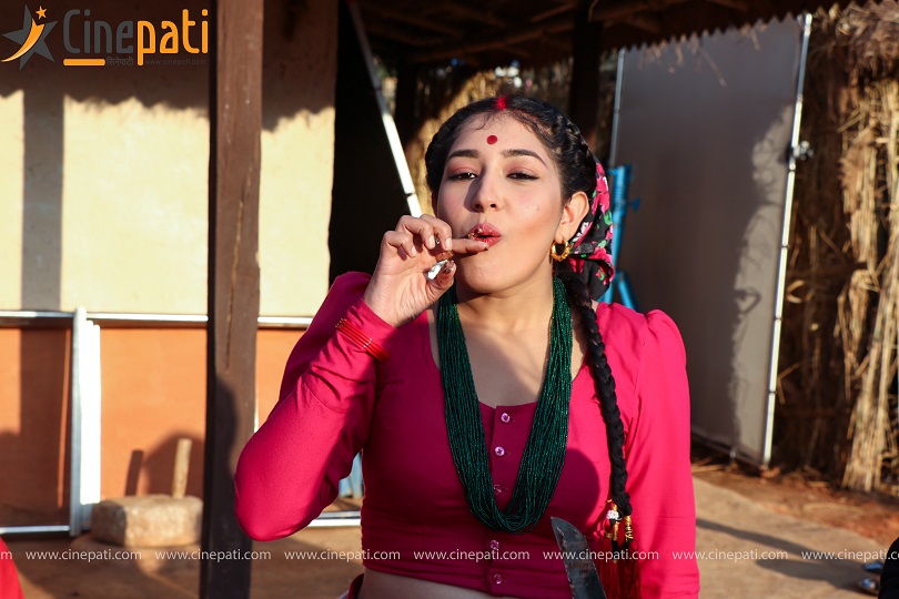 &lsquo;झिँगेदाउ&rsquo; टिमसँग केकीको बर्थडे सेलिब्रेसन