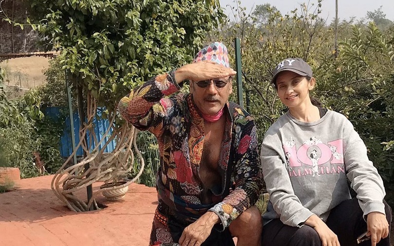 ज्याकी श्राफलाई नेपाली ढाका टोपी सहित मनिषाको सम्मान