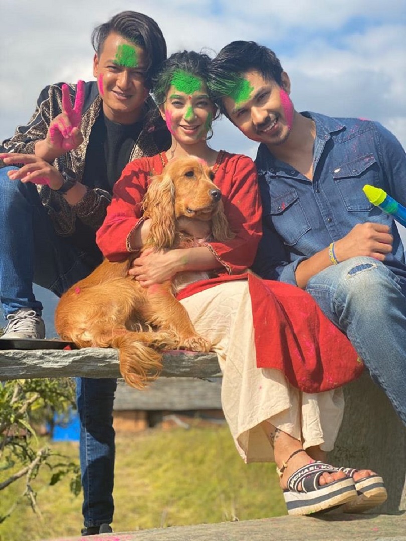 तस्बिरमा 'ए मेरो हजुर ४' को होली