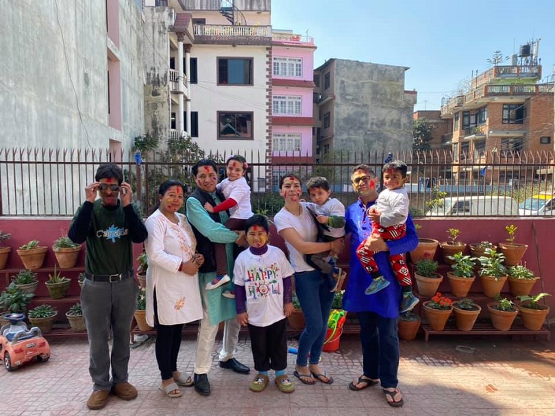 कसरी मनाउँदै छन् कलाकारले यो वर्षको होली ?(फोटो फिचर) 