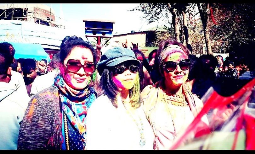 कसरी मनाउँदै छन् कलाकारले यो वर्षको होली ?(फोटो फिचर) 