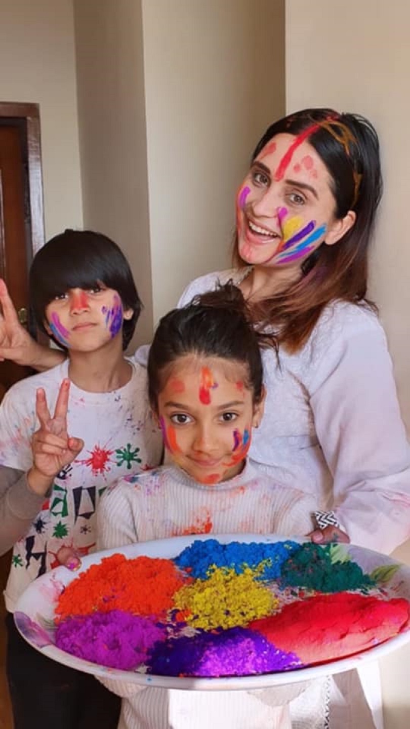 कसरी मनाउँदै छन् कलाकारले यो वर्षको होली ?(फोटो फिचर) 