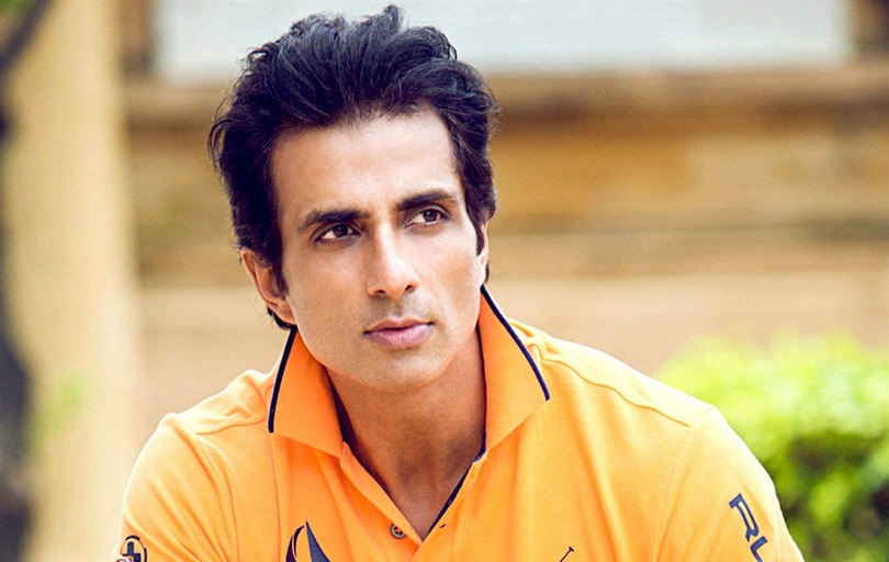  प्रवासीलाई मद्दत गर्दा अभिनेता सोनु सुद विवादमा 