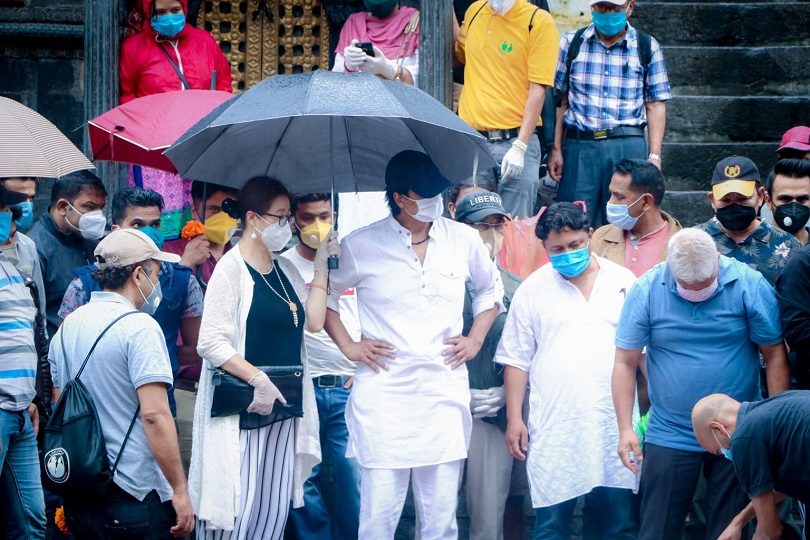 भाइलाई अन्तिम विदाई गर्दा भाव विह्वल राजेश हमाल