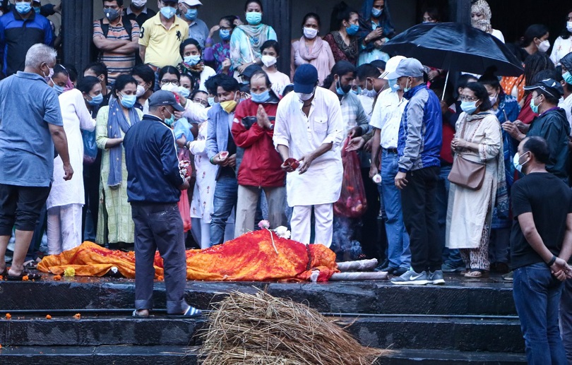 भाइलाई अन्तिम विदाई गर्दा भाव विह्वल राजेश हमाल