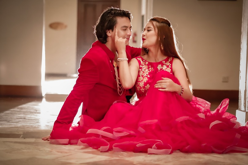 तस्बिरमा रोमान्टिक मूडमा पल र रियाशा(फोटो फिचर)