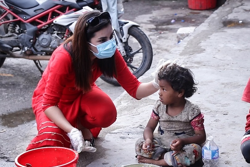 लकडाउनको चपेटामा परेकालाई खाना खुवाउँदै एलिजा(फोटो फिचर)