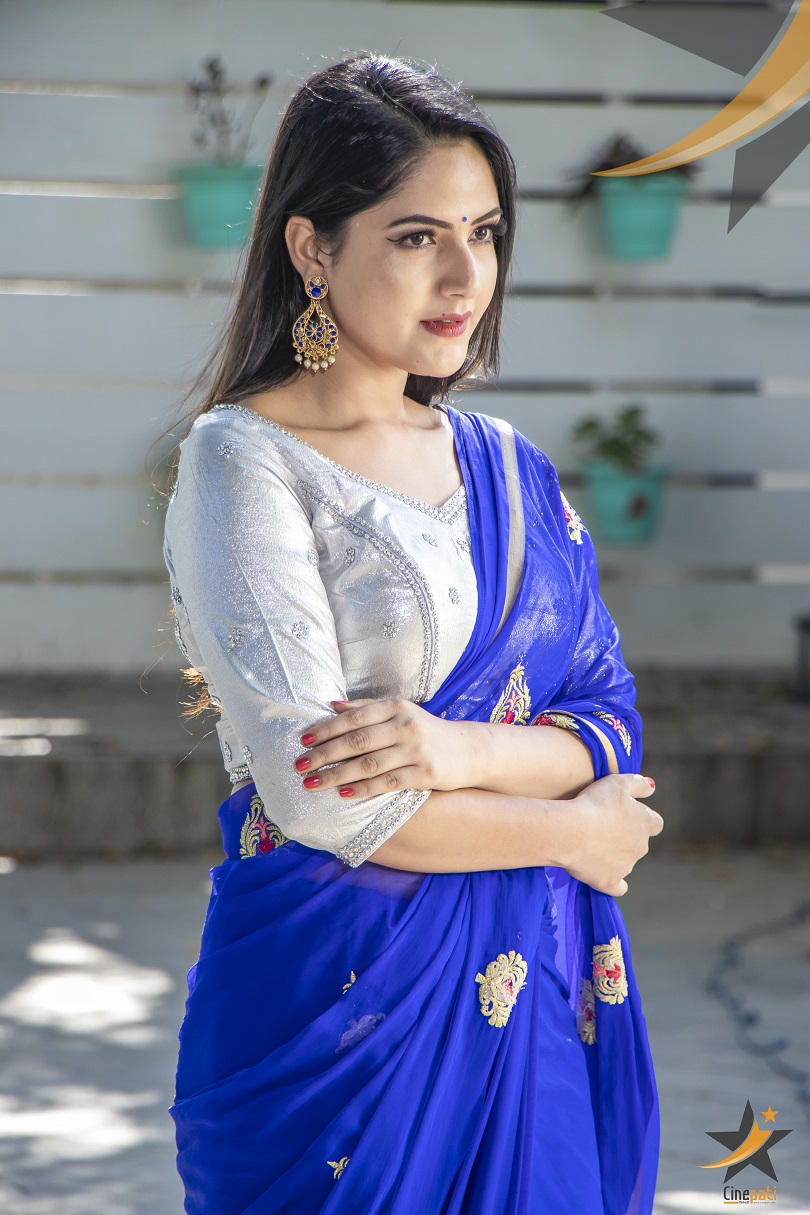 सारीमा सजिएकी वर्षाको सुन्दरता