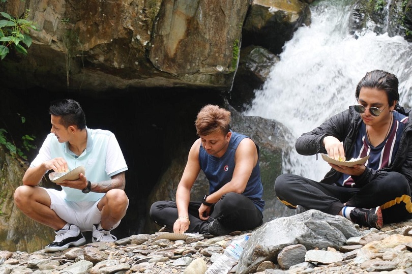 बाढी पहिरो पीडितलाई सहयोग गर्न बागलुङ पुगे पल र दुर्गेश