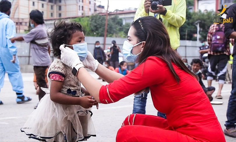 लकडाउनको चपेटामा परेकालाई खाना खुवाउँदै एलिजा