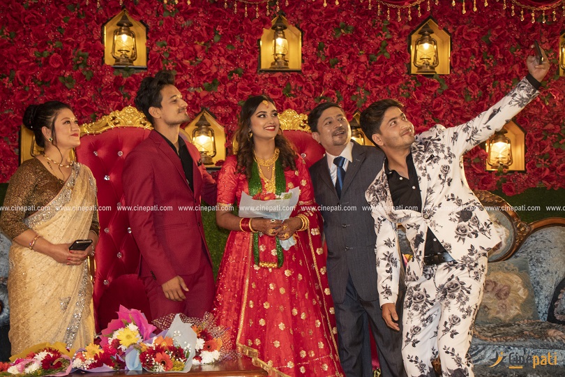 बिहेको रिसेप्सन लुक्समा रेश्मा र बिजु (फोटो फिचर)&nbsp;