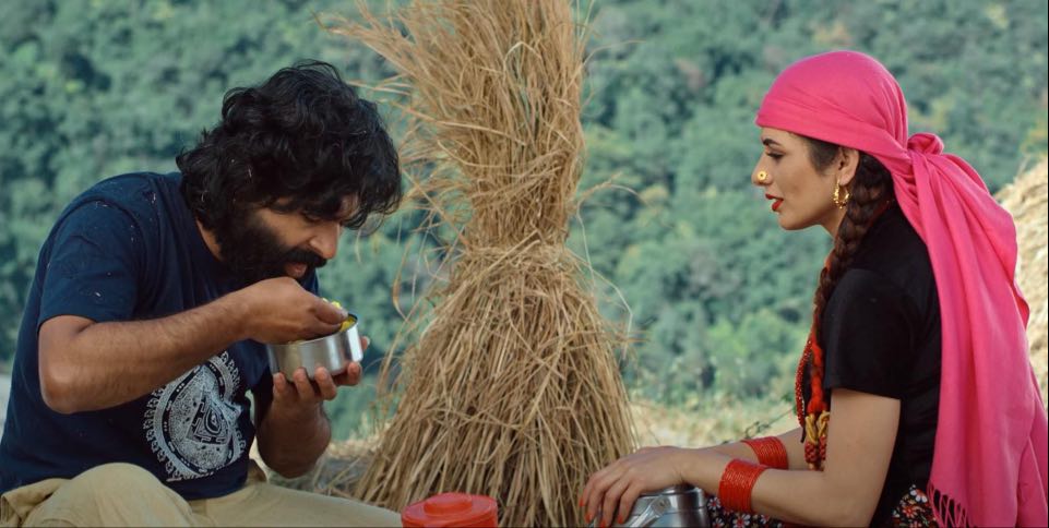कमेडी फ्लेभर गीत 'भन्दे' मा मुकुनको जोडी पवित्रा (भिडियो)  