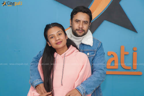 तस्बिरमा रोमान्टिक लक्ष्मी र जीवन    