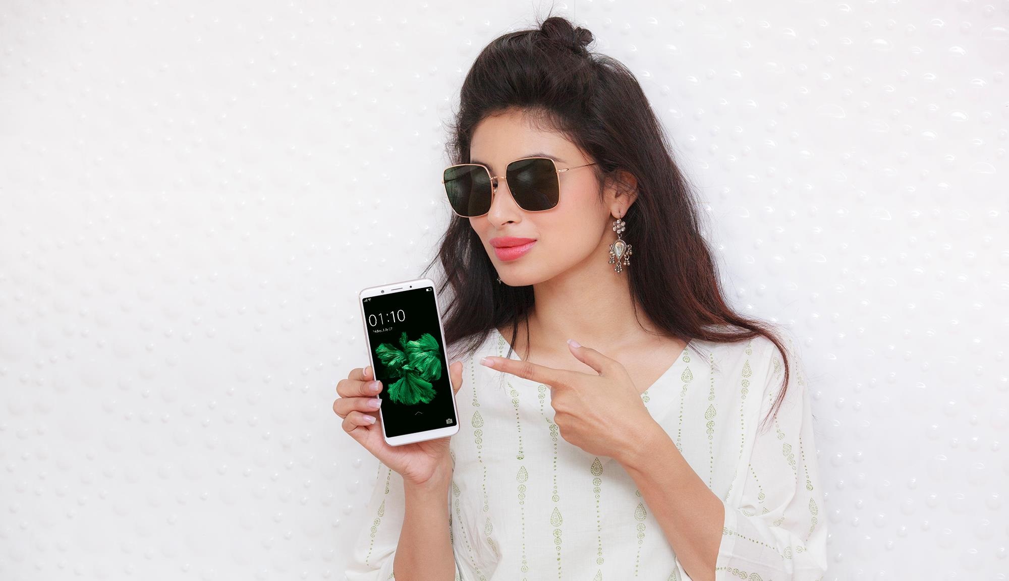 अभिनेत्री मौनी विवाह गर्दै