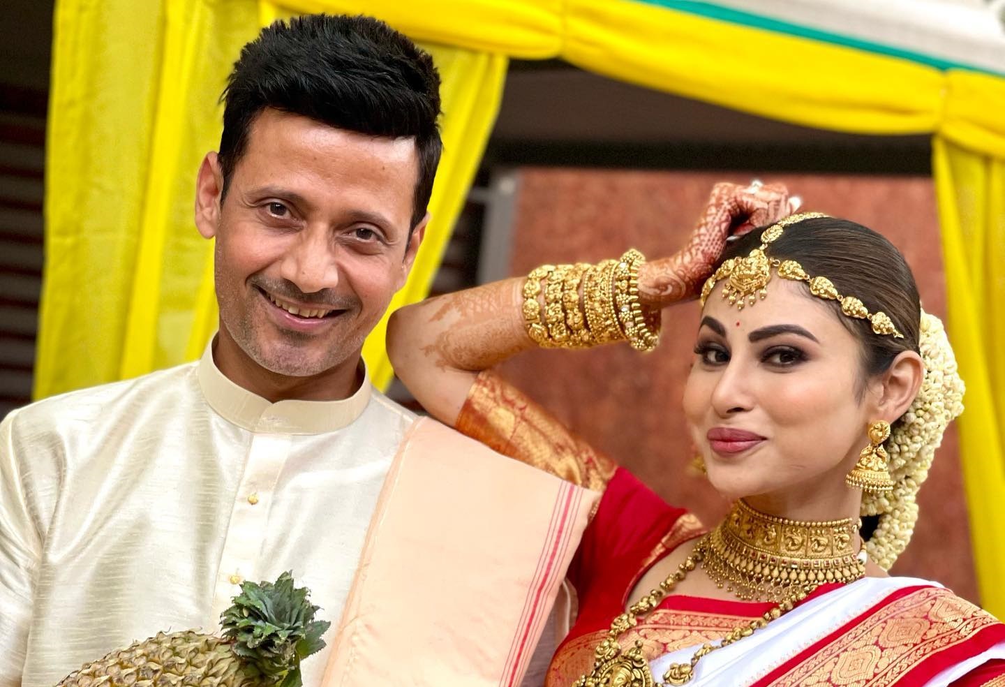 नायिका मोनीले कसिन लगनगाँठो