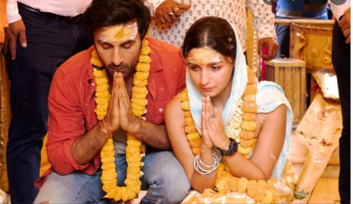 रनवीर र आलियालाई 'ब्रह्मास्त्र' टिमले दियो बिहेको उपहार