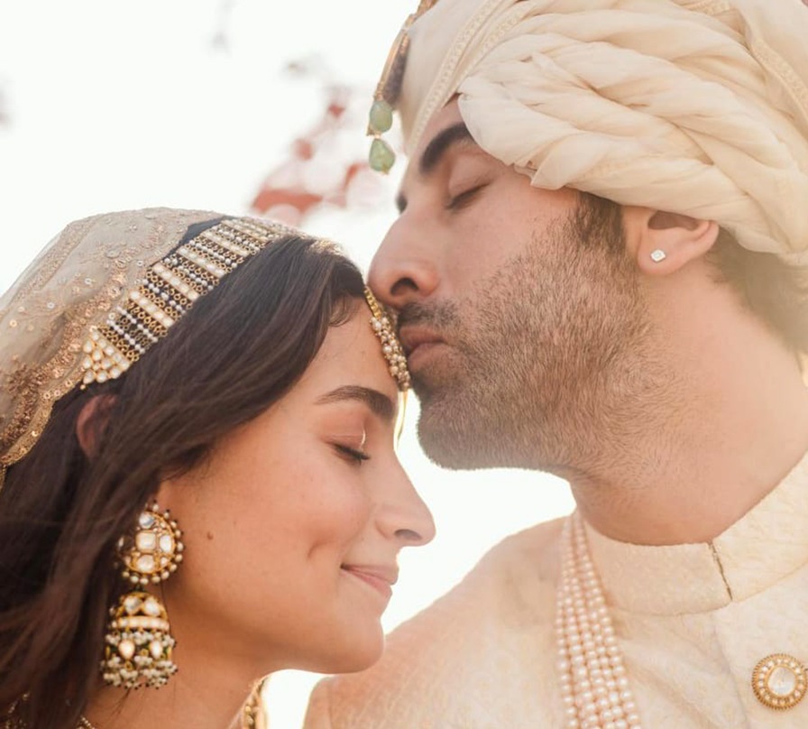 हिन्दु परम्पराअनुसार रणवीर र आलियाले गरे बिहे (तस्बिर सहित)