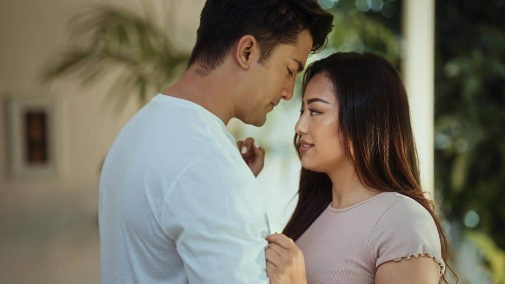 शिव परियारको `फूल दिन्छौ की&acute; मा आकाश र करुणा (भिडियो)