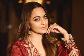 बलिउड नायिका सोनाक्षि सिन्हालाई पैसा ठगीको आरोप 