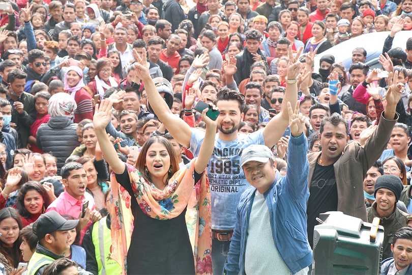 &lsquo;कान्छी&rsquo;लाई दर्शकको साथ, हलमा पुग्दा यस्तो भिड