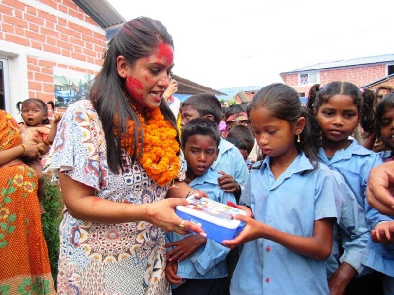 मुसहर बालबालिकालाई उपहार दिदैँ सुन्तलीले मनाइन् आफ्नो जन्मदिन (फाटाे फिचर) &nbsp;